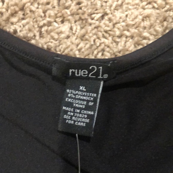 Blk crop top - Picture 3 of 3